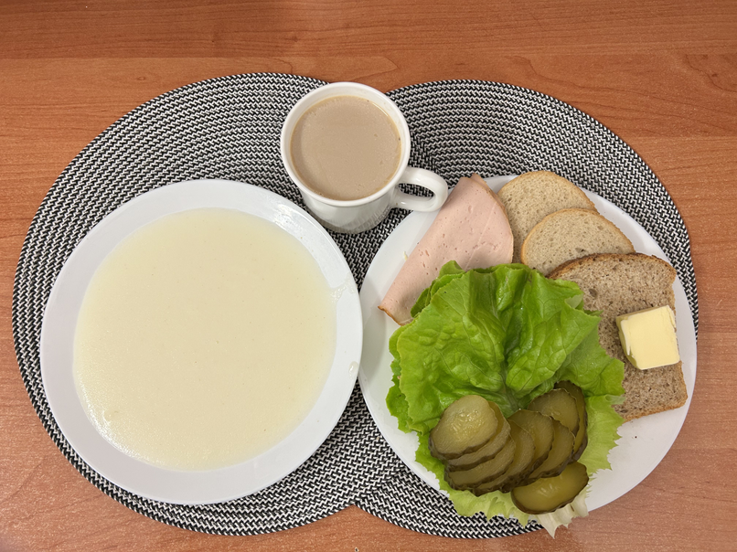Na Zdjęciu : Kasza manna na mleku, Kawa zbożowa z mlekiem, Chleb mieszany pszenno-żytni, Chleb Graham, Masło extra 82% , Filet zapiekany drobiowy, Ogórek kiszony, Sałata zielona